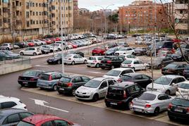 Coches estacionados en un aparcamiento de la ciudad. LAYA