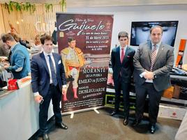 José Ignacio Cascón, Manuel Diosleguarde y Roberto Martín, en el stand de Guijuelo en Fitur, presentando el cartel del festejo del 23 de abril. tel