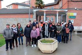 Los vecinos de Valdehijaderos acompañaron a Mariló Díaz hasta Béjar para tratar el asunto del cepillo de la iglesia. TEL