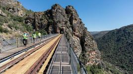 Un grupo de senderistas camina por uno de los tramos de vía del Camino de Hierro. casamar