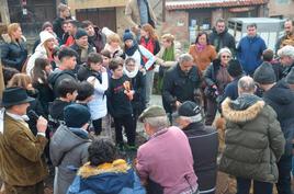 El público se arremolinó alrededor del marrano para aprender acerca del despiece