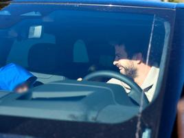 Piqué llega con sus hijos a la casa de Shakira.