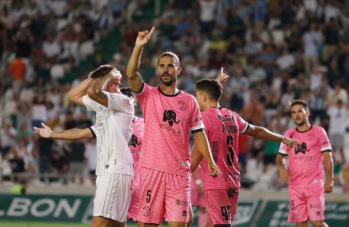 Mario Gómez, con la camiseta del Unionistas en el partido frente al Córdoba.