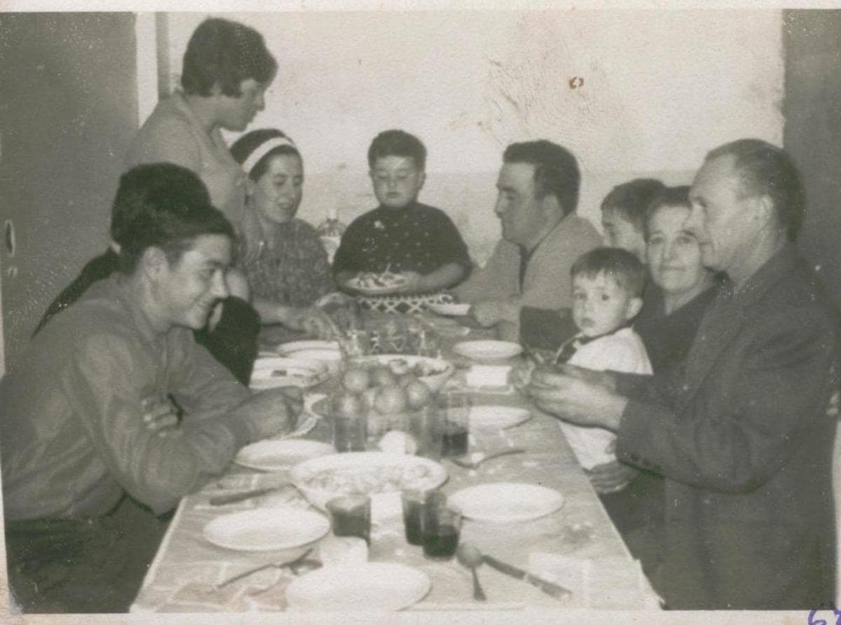 A la izquierda, un sonriente Luis Montero en un cumpleaños familiar en Muriedas en 1967.