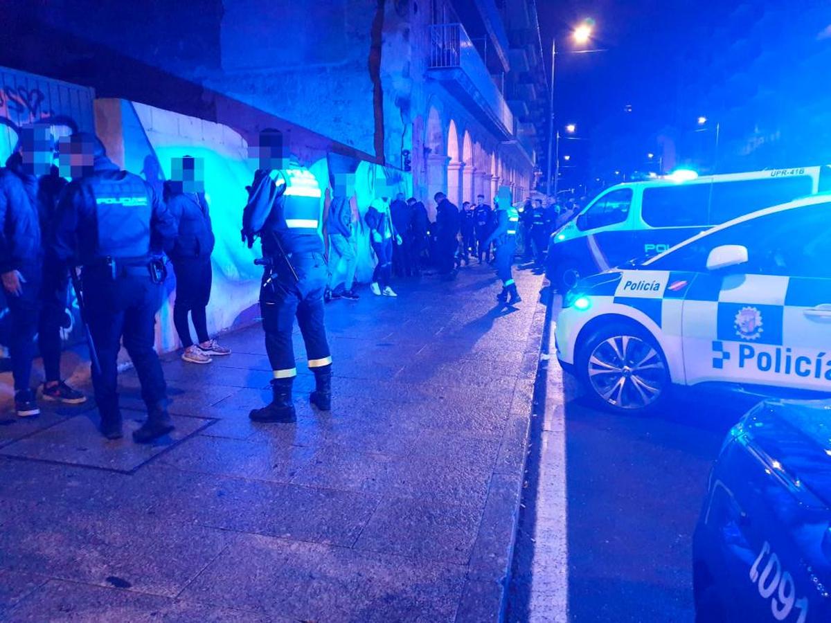 Intervención de la Policía Nacional ante una pelea masiva que obligó a cortar la Gran Vía el pasado otoño. ARCHIVO