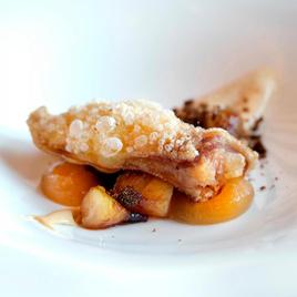 Fotografía de la tapa ‘Oreja de cochinillo crujiente, manzana y chicharrón” de Las Tapas de Gonzalo.