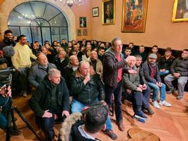 El salón de sesiones de la Casa Consistorial de Ciudad Rodrigo durante la celebración  de la tradicional subasta de tablaos.