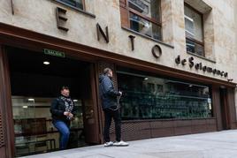 Dos usuarios salen de las oficinas del Ayuntamiento de Salamanca en la calle Íscar Peyra. ALMEIDA