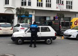 Un agente de la Policía Local habla con un conductor, en Béjar