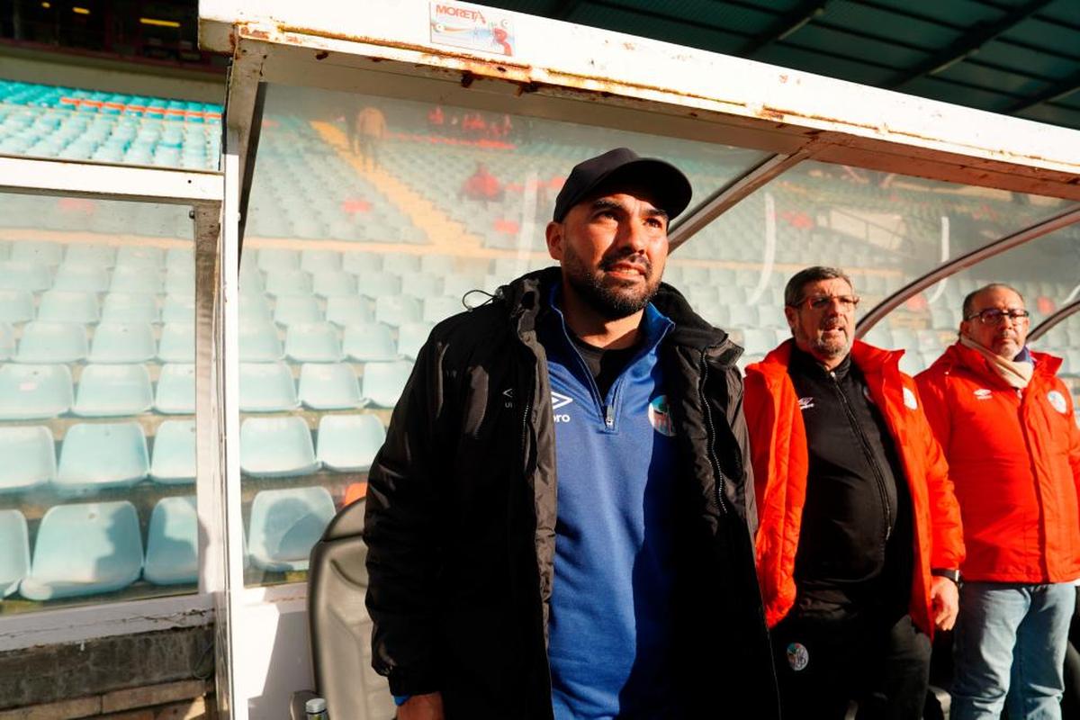 El entrenador mexicano del Salamanca, Jehu Chiapas.