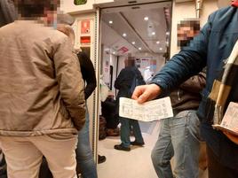 Usuarios viajando de pie en un tren de Media Distancia entre Madrid y Salamanca el pasado viernes