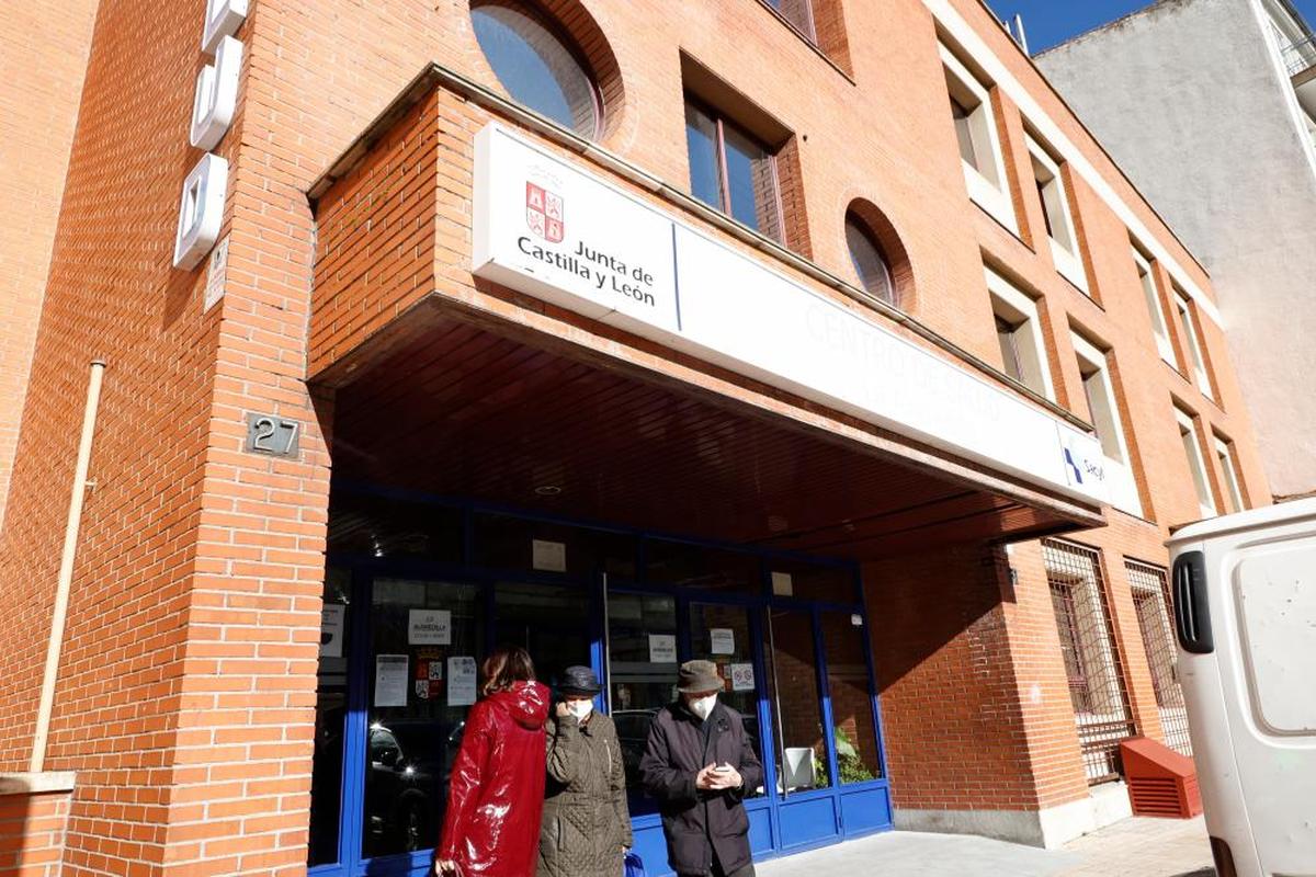 Entrada de pacientes a un centro de salud de la capital salmantina.