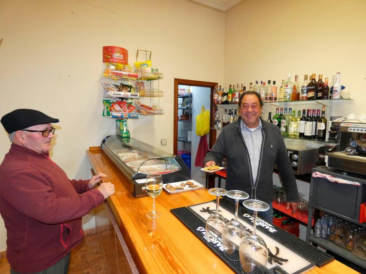 Un cliente es atendido por Juan Carlos Pérez en el bar Boriles de Cantaracillo