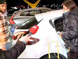 Yulen Pereira y Anabel Pantoja se reencuentran en el aeropuerto.