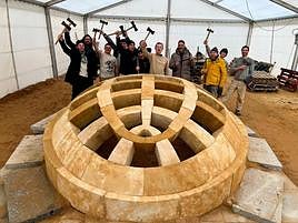 El alcalde de Villamayor, Ángel Peralvo, con los canteros