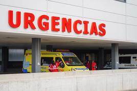 Una ambulancia en la entrada de Urgencias