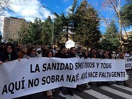 La cabecera de la manifestación al comienzo de la marcha junto al Virgen de la Vega