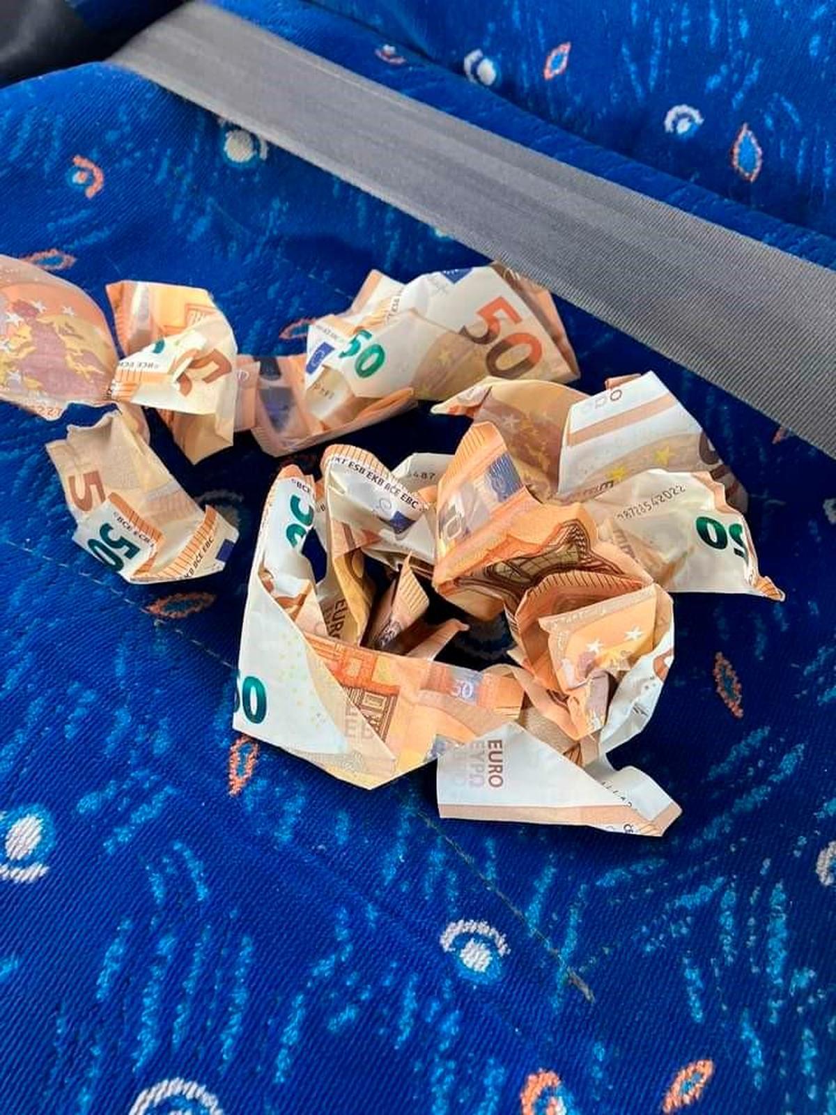 Billetes de 50 euros recogidos de la A-7 en Marbella