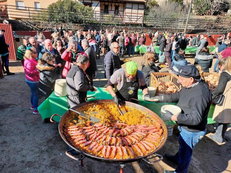 Los vecinos de Valero disfrutan de una comida popular entre fiesta y fiesta