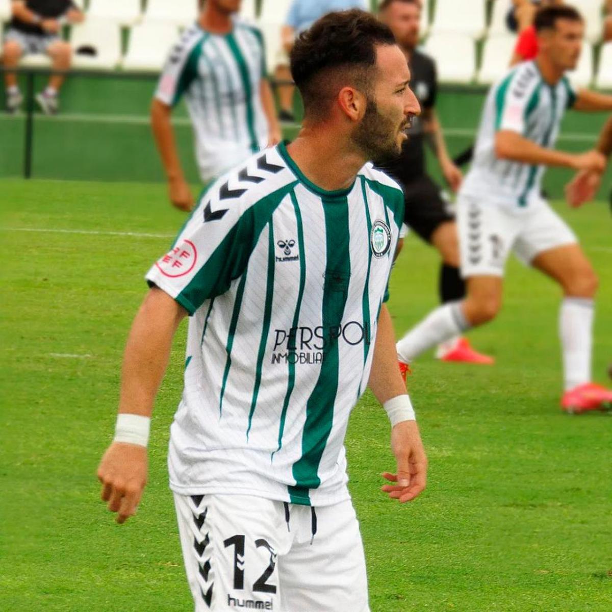 Miguelito, con la camiseta del Juventud Torremolinos.