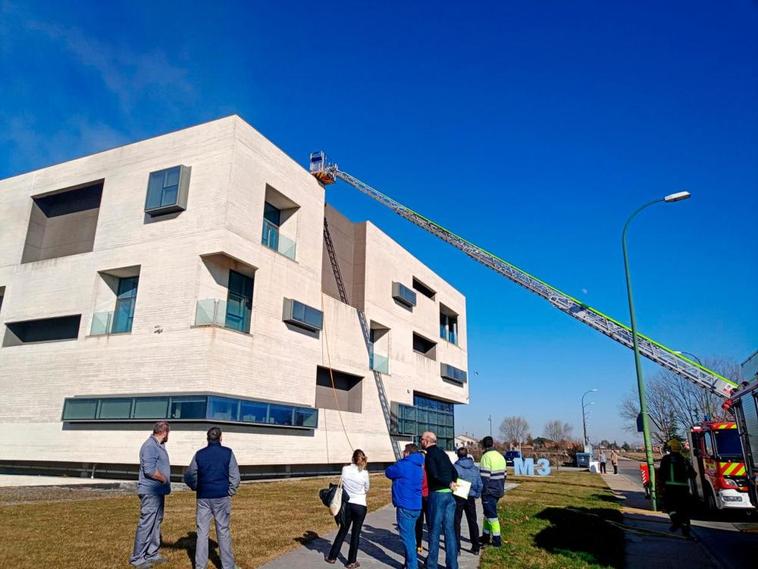 Declarado un incendio en la azotea de uno de los edificios del Parque Científico de Villamayor