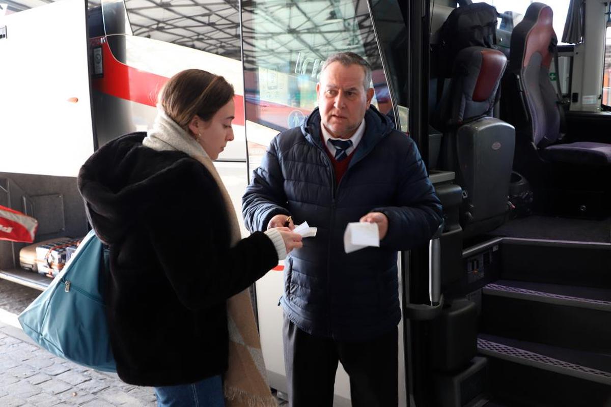 Un conductor recoge el billete de una usuaria sin abono en dirección a Madrid. MARÍA SERNA