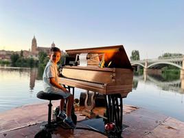 Santiago Verduga junto a su piano, en Salamanca.