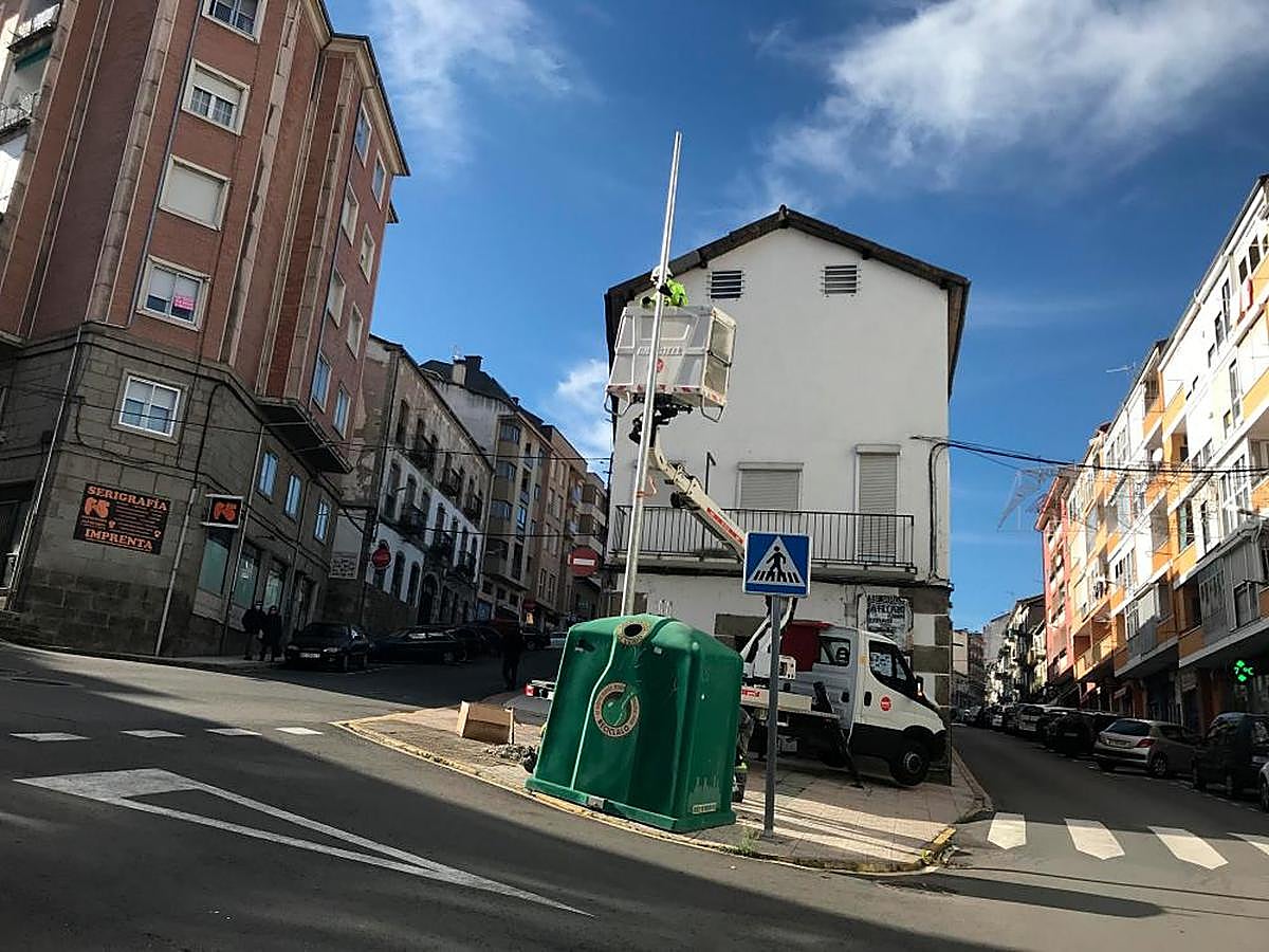 Cambio de luminarias en Béjar, donde el Ayuntamiento recibirá 336.276 euros procedentes del Plan de Emergencia Económica. ARCHIVO