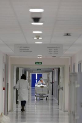 Tránsito de sanitarios en el interior del Hospital de Salamanca