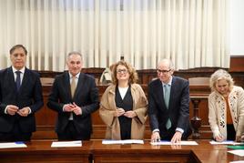 Carlos García Carbayo, Ángel Losada, Ana Martín, Javier Iglesias y Mirian Cortés firman el convenio de la AECC, ‘Todos contra el cáncer’. ALMEIDA