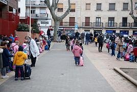 Un grupo de niños a la puerta del colegio Rufino Blanco