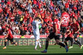 Los jugadores del Mallorca celebran delante de Marco Asensio