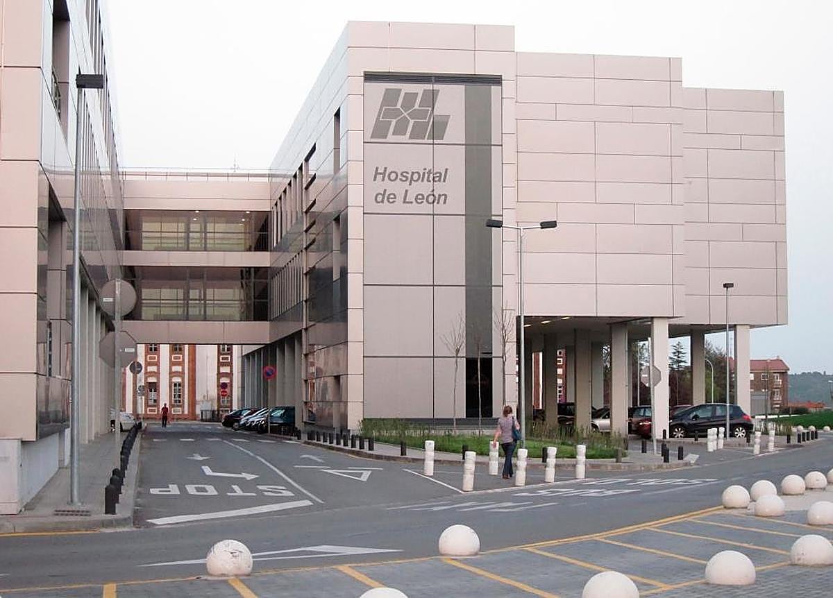 Fachada del Complejo Asistencial de León.