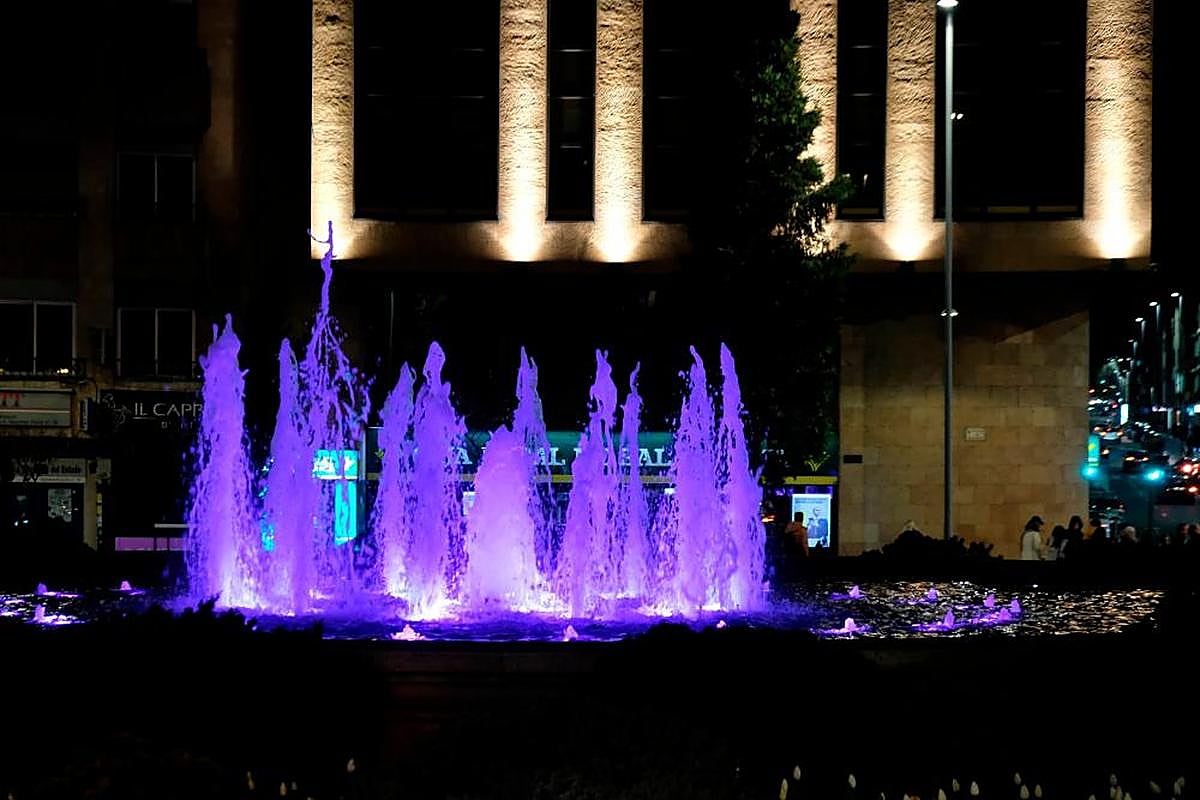 La fuente de la puerta Zamora, iluminada por el Día Internacional de la Mujer.