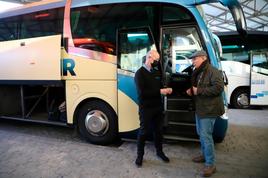 Un viajero accede a uno de los autobuses que cubre la ruta entre Salamanca y Ciudad Rodrigo. SERNA