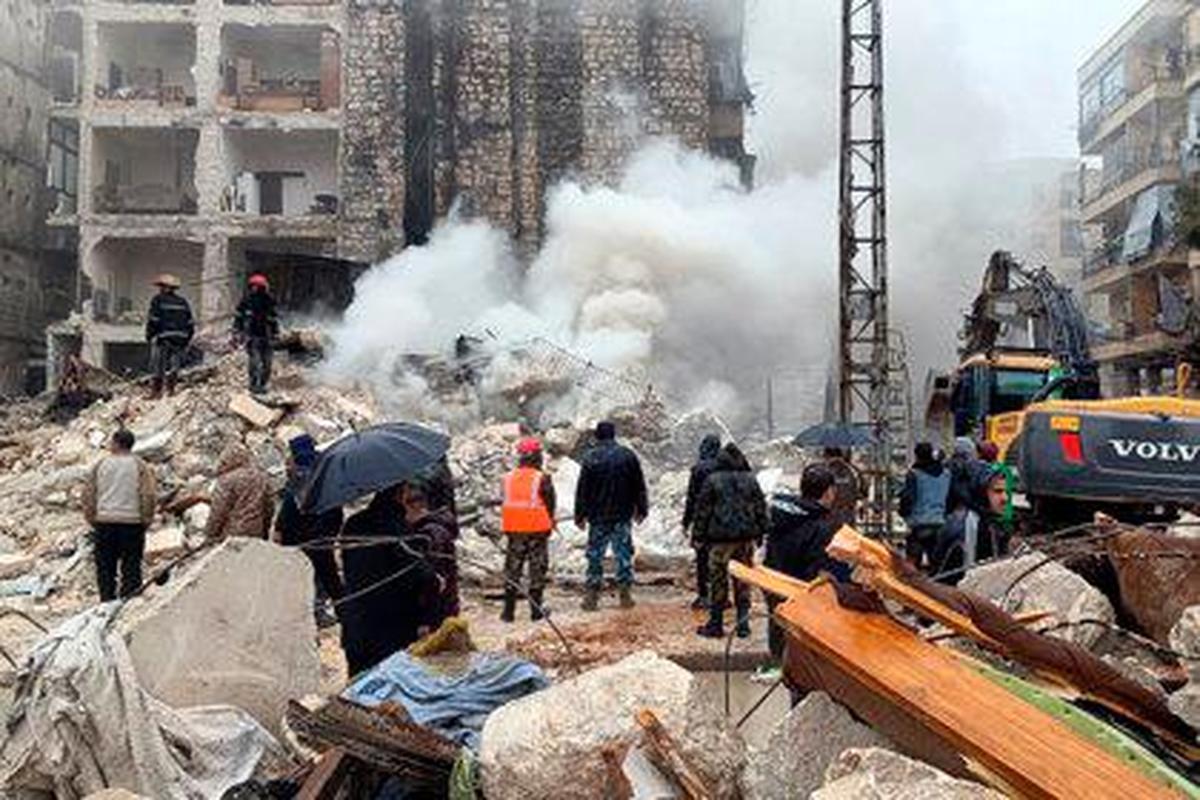 Daños materiales tras el derrumbe de un edificio en la ciudad siria de Alepo.