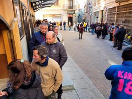 Larga fila ante las taquillas del Teatro Nuevo “Fernando Arrabal” de Ciudad Rodrigo en la mañana de este domingo.