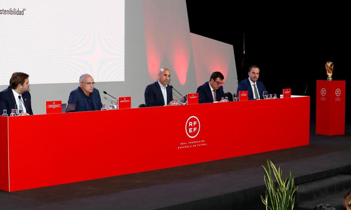 Luis Rubiales (derecha) en una reunión de la RFEF celebrada este mismo curso en la sede de Las Rozas