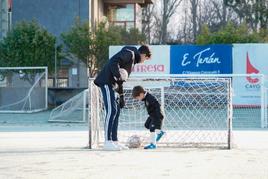 Un formador del Salamanca UDS recoge balones junto a uno de los nuevos debutantes de su club