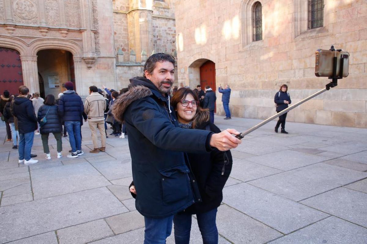 Dos turistas se fotografían en el centro de Salamanca.