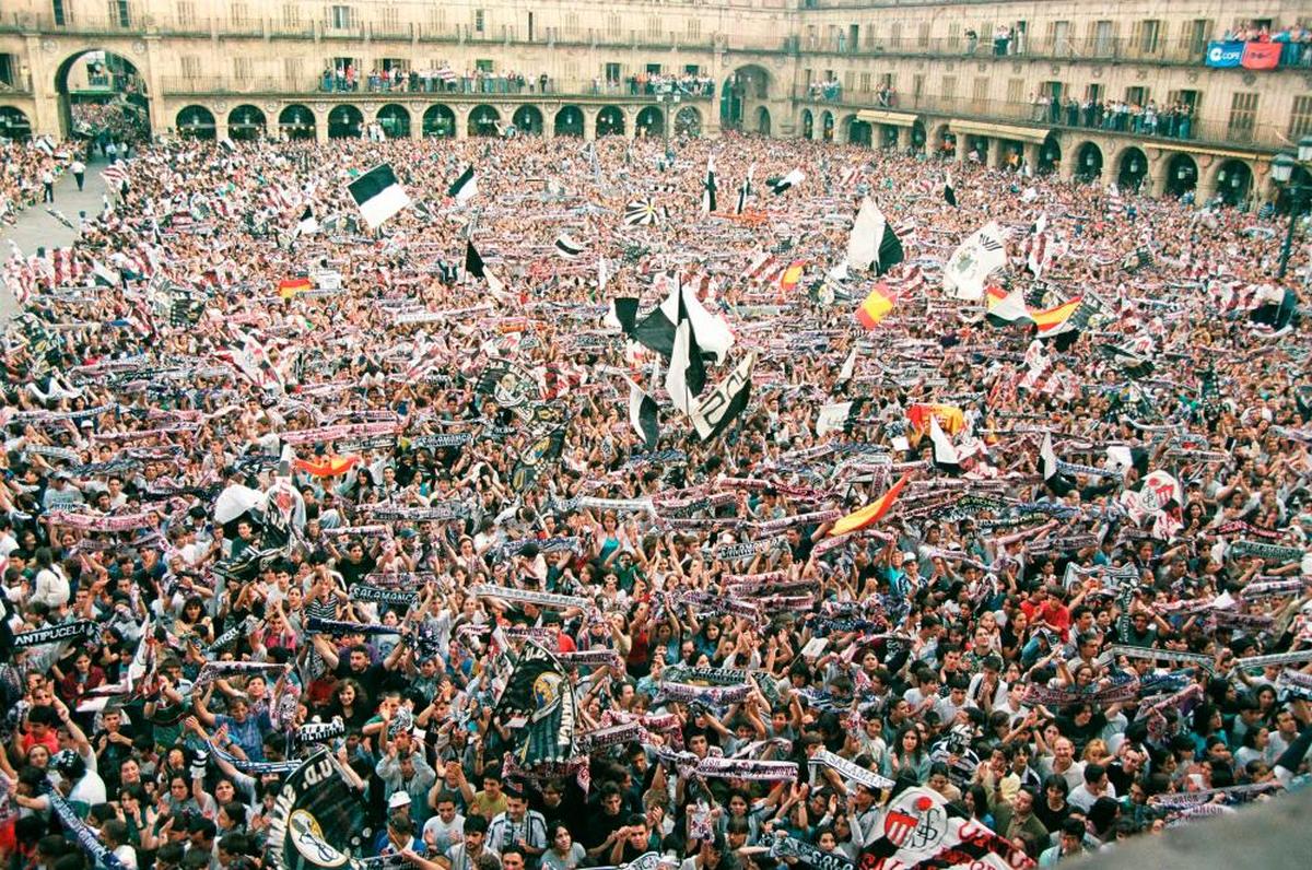 Imagen de la Plaza Mayor completamente llena celebrando el último ascenso de la UDS a Primera División el 16 de junio de 1997.