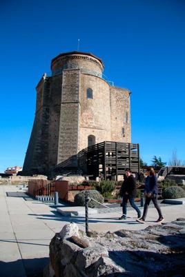 Turistas en el parque arqueológico del Castillo de Alba