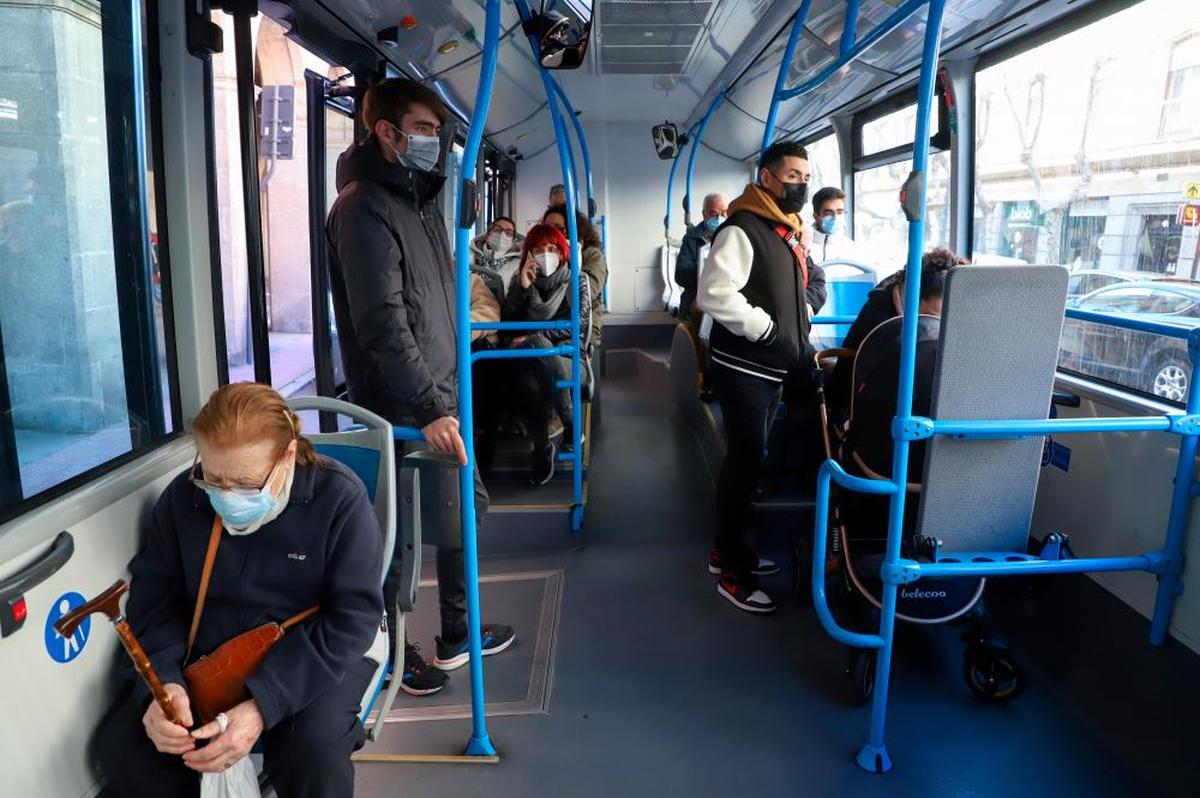 Usuarios del transporte urbano en Salamanca.