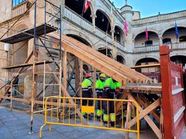 Montaje de los tablaos del Carnaval del Toro en la Plaza Mayor de Ciudad Rodrigo