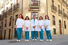 Equipo de profesionales del Instituto Salmantino de Oftalmología, ante la clínica