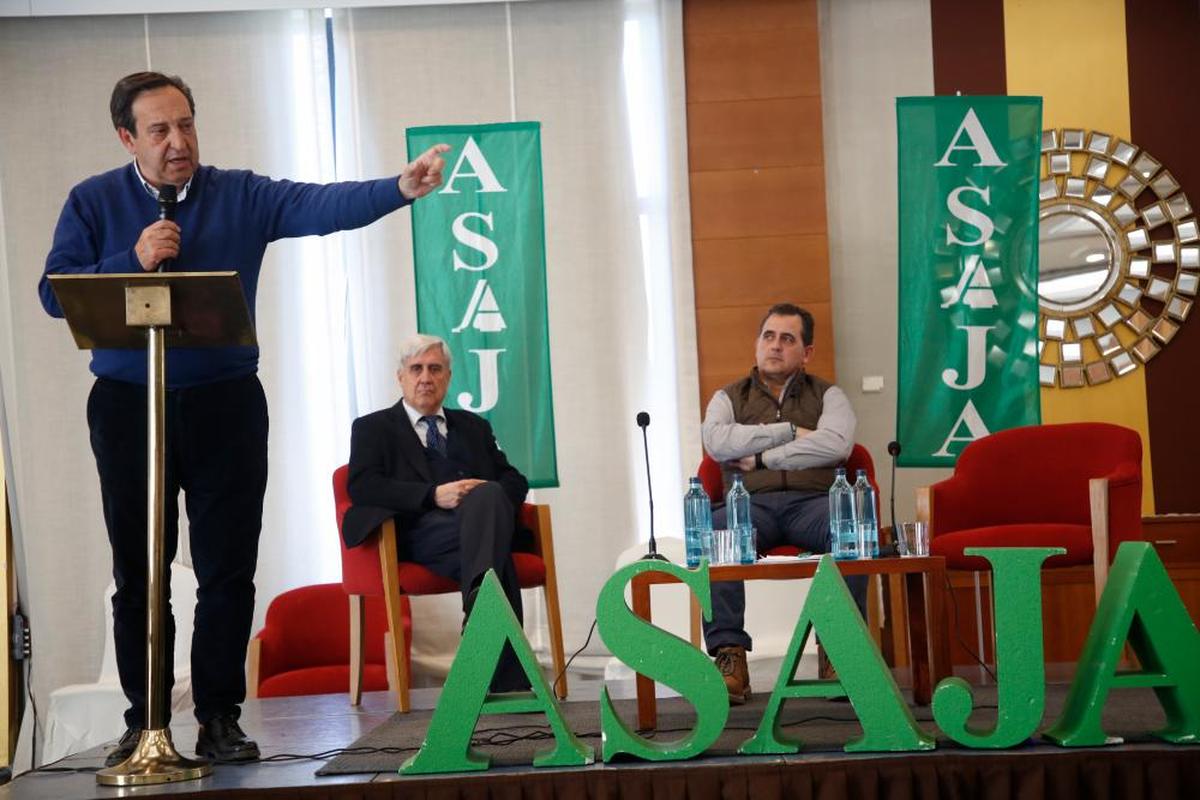 Intervención de Pedro Barato, presidente nacional de ASAJA, ante la mirada de Juan José Badiola y Juan Luis Delgado