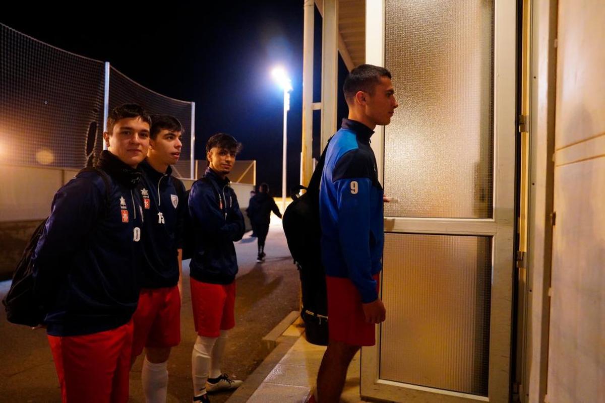 Los jugadores de Vitigudino accediendo al vestuario para jugar tras uno de sus viajes.