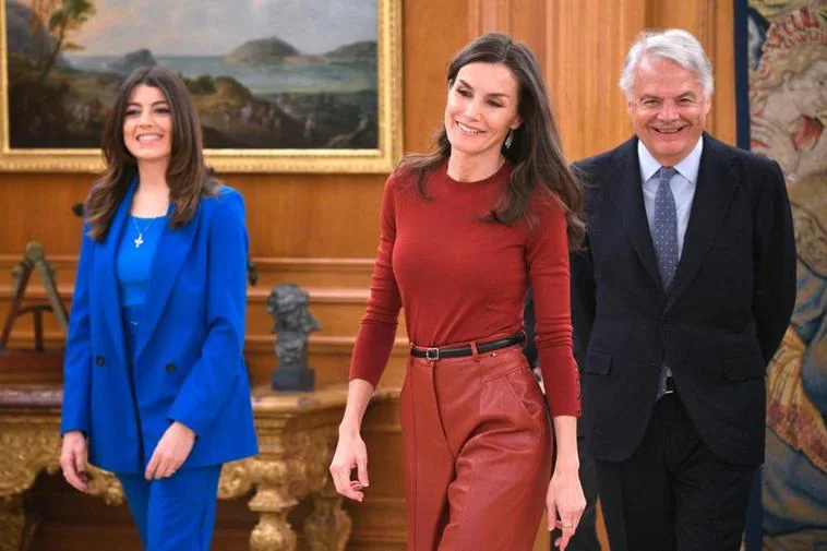 La reina Letizia impacta en Zarzuela con su ‘look’ rojo más cañero junto a Esther Vaquero