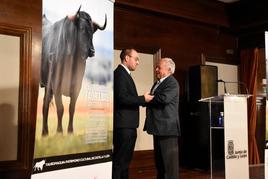 El alcalde mirobrigense, Marcos Iglesias, con el consejero de Cultura, Gonzalo Santonja