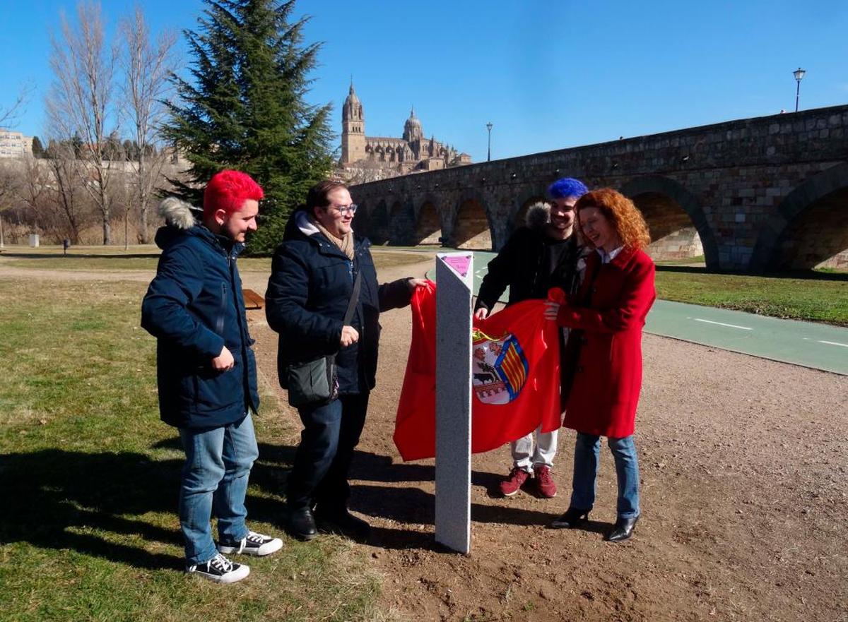 Inauguración del monolito homenaje al colectivo LGTBI+ junto al Puente Romano.